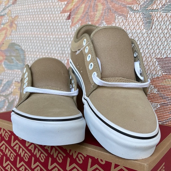 Vans WMNS Chukka Low
Incense/White
VN0A5HEX3BW
Sneakers - Picture 7 of 16